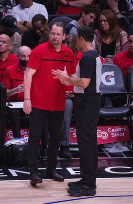 March 16, 2022, Los Angeles, California, USA: Nick Nurse, head coach of the Toronto Raptors contests a call from the referee during their NBA, Basketball Herren, USA game against the Los Angeles Clippers on Wednesday March 16, 2022 at the Crypto.com Arena in Los Angeles, California. Clippers lose to Raptors, 100-103. ARIANA RUIZ PI Los Angeles USA - ZUMAp124 20220316_zaa_p124_028 Copyright: xArianaxRuizx