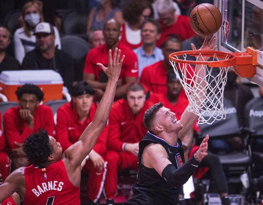 March 16, 2022, Los Angeles, California, USA: Isaiah Hartenstein 55 of the Los Angeles Clippers scores during their NBA, Basketball Herren, USA game against the Toronto Raptors on Wednesday March 16, 2022 at the Crypto.com Arena in Los Angeles, California. Clippers lose to Raptors, 100-103. ARIANA RUIZ PI Los Angeles USA - ZUMAp124 20220316_zaa_p124_017 Copyright: xArianaxRuizx