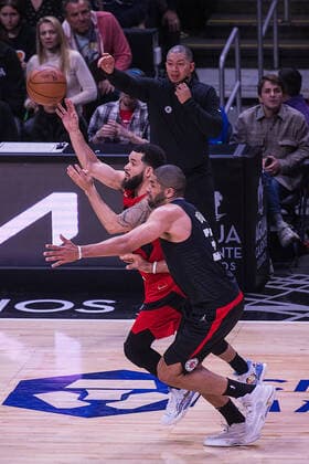 March 16, 2022, Los Angeles, California, USA: Fred VanVleet 23 of the Toronto Raptors passes the ball as Nicolas Batum 33 of the Los Angeles Clippers attempts to block during their NBA, Basketball Herren, USA game on Wednesday March 16, 2022 at the Crypto.com Arena in Los Angeles, California. Clippers lose to Raptors, 100-103. ARIANA RUIZ PI Los Angeles USA - ZUMAp124 20220316_zaa_p124_013 Copyright: xArianaxRuizx
