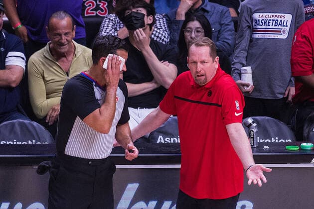 March 16, 2022, Los Angeles, California, USA: Nick Nurse, head coach of the Toronto Raptors contests a call from the referee during their NBA, Basketball Herren, USA game against the Los Angeles Clippers on Wednesday March 16, 2022 at the Crypto.com Arena in Los Angeles, California. Clippers lose to Raptors, 100-103. ARIANA RUIZ PI Los Angeles USA - ZUMAp124 20220316_zaa_p124_031 Copyright: xArianaxRuizx