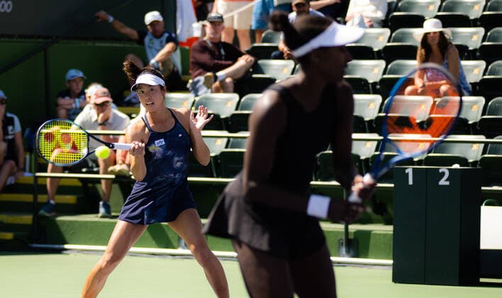 March 16, 2022, INDIAN WELS, CALIFORNIA, UNITED STATES: Asia Muhammad of the United States & Ena Shibahara of Japan playing doubles at the 2022 BNP Paribas Open WTA, Tennis Damen 1000 tennis tournament INDIAN WELS UNITED STATES - ZUMAa181 20220316_zaa_a181_008 Copyright: xRobxPrangex