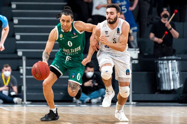 Travis Trice Slask Wroclaw 0 vs Max Dileo Hamburg Towers 3 Hamburg Towers vs Slask Wroclaw, basketball, Eurocup, group stage, matchday 15, season 2021 2022, 16 03 2022 Marcel von Fehrn Hamburg Towers vs Slask Wroclaw, basketball, Eurocup, group stage, matchday 15, season 2021 2022, 16 03 2022 Hamburg Copyright: xEibnerxPressefoto MarcelxvonxFehrnx EP_MFN
