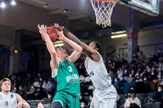 Zach Brown Hamburg Towers 1 knocks the ball out of Ivan Ramljak Slask Wroclaw 27 Hamburg Towers vs Slask Wroclaw, basketball, Eurocup, group stage, matchday 15, season 2021 2022, 16 03 2022 Marcel von Fehrn Hamburg Towers vs Slask Wroclaw, basketball, Eurocup, group stage, matchday 15, season 2021 2022, 16 03 2022 Hamburg Copyright: xEibnerxPressefoto MarcelxvonxFehrnx EP_MFN