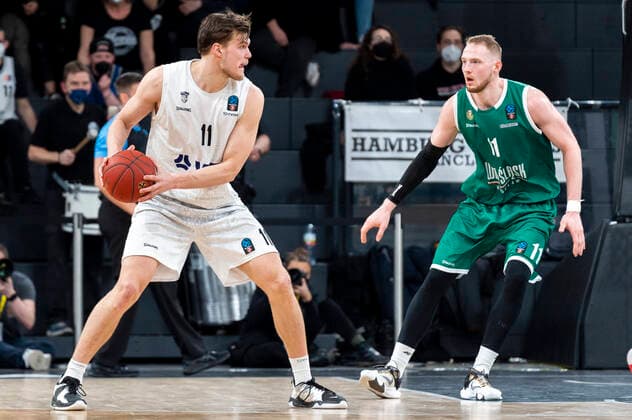 Maik Kotsar Hamburg Towers 11 vs Alexander Dziewa Slask Wroclaw 11 Hamburg Towers vs Slask Wroclaw, basketball, Eurocup, group stage, matchday 15, season 2021 2022, 16 03 2022 Marcel von Fehrn Hamburg Towers vs Slask Wroclaw, basketball, Eurocup, group stage, matchday 15, season 2021 2022, 16 03 2022 Hamburg Copyright: xEibnerxPressefoto MarcelxvonxFehrnx EP_MFN