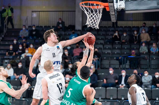 Maik Kotsar Hamburg Towers 11 knocks the ball out of Travis Trice Slask Wroclaw 0 Hamburg Towers vs Slask Wroclaw, basketball, Eurocup, group stage, matchday 15, season 2021 2022, 16 03 2022 Marcel von Fehrn Hamburg Towers vs Slask Wroclaw, basketball, Eurocup, group stage, matchday 15, season 2021 2022, 16 03 2022 Hamburg Copyright: xEibnerxPressefoto MarcelxvonxFehrnx EP_MFN