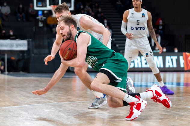 Kodi Justice Slask Wroclaw 6 secures the ball from Justus Hollatz Hamburg Towers 21 covered Hamburg Towers vs Slask Wroclaw, basketball, Eurocup, group stage, matchday 15, season 2021 2022, 16 03 2022 Marcel von Fehrn Hamburg Towers vs Slask Wroclaw, basketball, Eurocup, group stage, matchday 15, season 2021 2022, 16 03 2022 Hamburg Copyright: xEibnerxPressefoto MarcelxvonxFehrnx EP_MFN