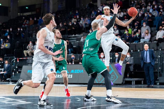 Caleb Homesley Hamburg Towers 5 with pass to Maik Kotsar Hamburg Towers 11 Hamburg Towers vs Slask Wroclaw, basketball, Eurocup, group stage, matchday 15, season 2021 2022, 16 03 2022 Marcel von Fehrn Hamburg Towers vs Slask Wroclaw, basketball, Eurocup, group stage, matchday 15, season 2021 2022, 16 03 2022 Hamburg Copyright: xEibnerxPressefoto MarcelxvonxFehrnx EP_MFN