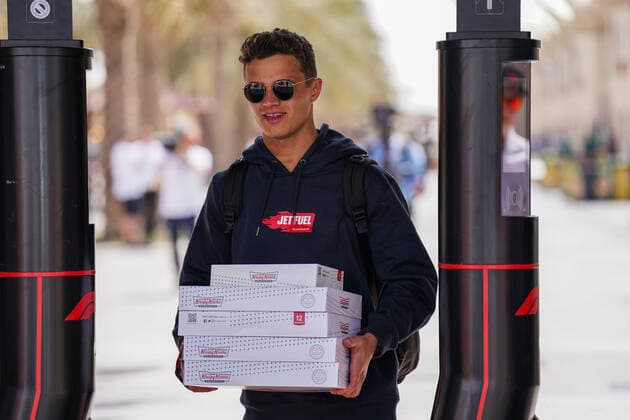 FORMULA 1 GULF AIR BAHRAIN GRAND PRIX 2022, 17 03 2022 Bahrain International Circuit, Sakhir, Bahrain on 17 March 2022 Lando Norris 4 (GBR), McLaren MCL36 with boxes of Krispy Kreme during the FORMULA 1 GULF AIR BAHRAIN GRAND PRIX 2022, Eleanor Hoad Editorial Use Only Copyright: xEleanorxHoadx ESM-0400-0005