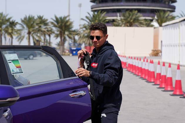 FORMULA 1 GULF AIR BAHRAIN GRAND PRIX 2022, 17 03 2022 Bahrain International Circuit, Sakhir, Bahrain on 17 March 2022 McLaren MCL36 arrives at the track during the FORMULA 1 GULF AIR BAHRAIN GRAND PRIX 2022, Eleanor Hoad Editorial Use Only Copyright: xEleanorxHoadx ESM-0400-0009