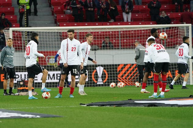 GER, UEFA EL Bayer 04 Leverkusen GER vs Atalanta Bergamo ITA 17 03 2022, BayArena, Leverkusen, Europalegue, group phase, 5 matchday, GER, UEFA EL Bayer 04 Leverkusen GER vs Atalanta Bergamo ITA , pictured warming up, individual action, all Leverkusen players running in shirts and back numbers of colleagues injured in Cologne game Jeremie Frimpong Leverkusen 30 , and Florian Wirtz Leverkusen 27 , nordphotoxGmBHx xMeuter nph00351