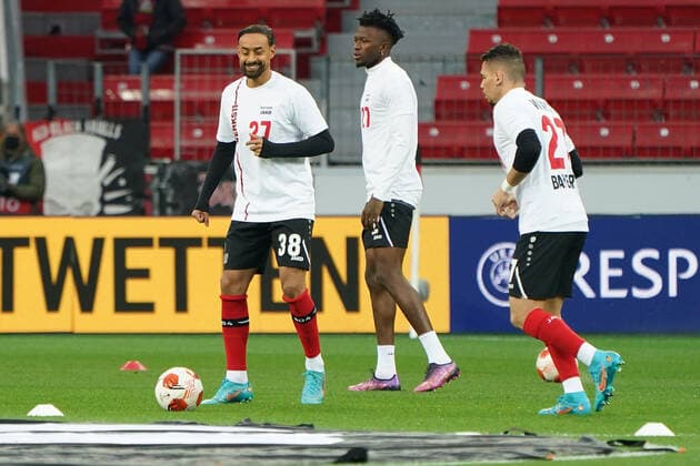 GER, UEFA EL Bayer 04 Leverkusen GER vs Atalanta Bergamo ITA 17 03 2022, BayArena, Leverkusen, Europalegue, group phase, 5 matchday, GER, UEFA EL Bayer 04 Leverkusen GER vs Atalanta Bergamo ITA , pictured warming up, individual action, all Leverkusen players running in shirts and back numbers of colleagues injured in Cologne game Jeremie Frimpong Leverkusen 30 , and Florian Wirtz Leverkusen 27 , nordphotoxGmBHx xMeuter nph00351