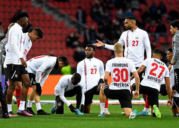 17 03 2022, Leverkusen, Germany, BayArena, Bayer 04 Leverkusen vs Atalanta Bergamo UEFA Europa League Round of 16, Leverkusen players in warm-up shirts printed by Jeremie Frimpong Bayer 04 Leverkusen and Florian Wirtz Bayer 04 Leverkusen Photo Ralf Treese Leverkusen BayArena Nordrhein Westfalen Germany.  521_LEVATA20220317_004 Treese-521