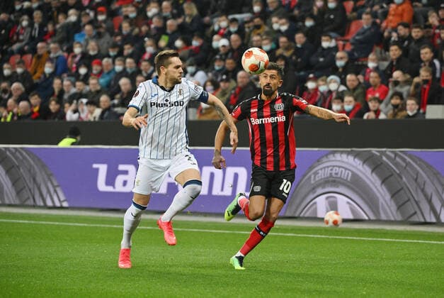 Kerem Demirbay Bayer Leverkusen , r , against Rafael Toloi Atalanta Bergamo 17 03 2022, Football GER, UEFA Europa League 2021 22, Round of 16, Bayer 04 Leverkusen Atalanta Bergamo, Photo Maik Hölter TEAM2sportphoto Leverkusen Nordrhein Westfalen Germany Team2
