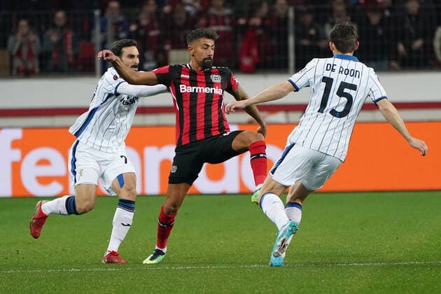 GER, UEFA EL Bayer 04 Leverkusen GER vs Atalanta Bergamo ITA 17 03 2022, BayArena, Leverkusen, Europalegue, group stage, matchday 5, GER, UEFA EL Bayer 04 Leverkusen GER vs Atalanta Bergamo ITA , in picture Kerem Demirbay Leverkusen 10 , in duel against Marten de Roon Bergamo 15 , nordphotoxGmBHx xMeuter nph00351