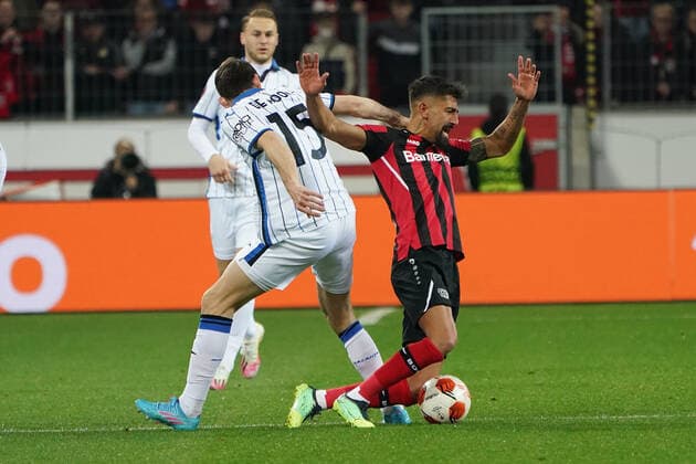 GER, UEFA EL Bayer 04 Leverkusen GER vs Atalanta Bergamo ITA 17 03 2022, BayArena, Leverkusen, Europalegue, group stage, matchday 5, GER, UEFA EL Bayer 04 Leverkusen GER vs Atalanta Bergamo ITA , in picture Kerem Demirbay Leverkusen 10 , in duel against Marten de Roon Bergamo 15 , nordphotoxGmBHx xMeuter nph00351