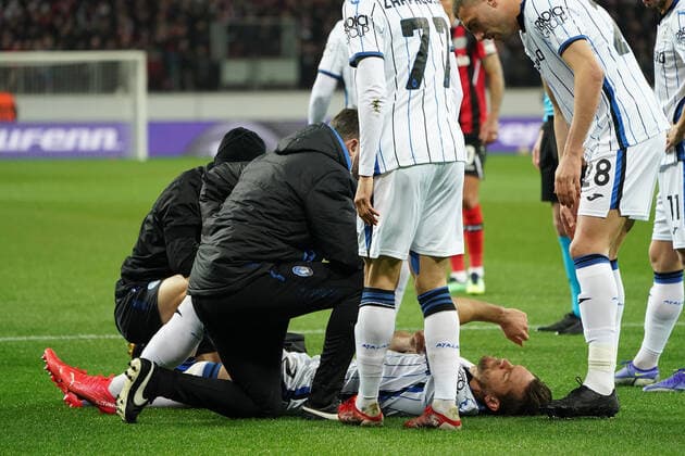GER, UEFA EL Bayer 04 Leverkusen GER vs Atalanta Bergamo ITA 17 03 2022, BayArena, Leverkusen, Europalegue, Grouphase, Matchday 5, GER, UEFA EL Bayer 04 Leverkusen GER vs Atalanta Bergamo ITA , in picture Rafael Tolói Bergamo 2 , injured on ground attendants take care of him nordphotoxGmBHx xMeuter nph00351