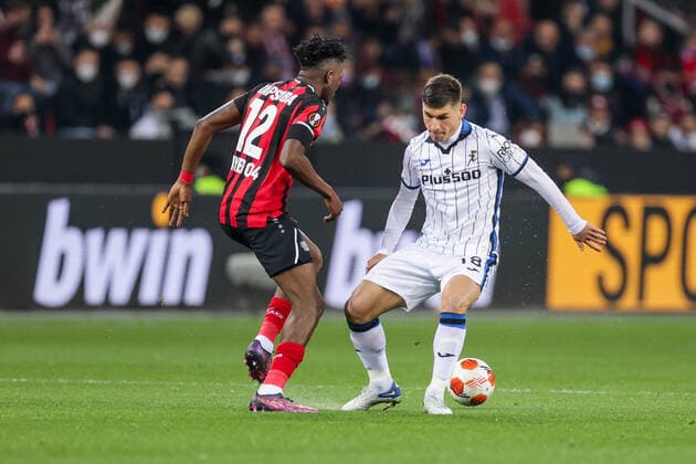 17 03 2022, Football, 2021 2022 season, UEFA Europa League, Round of 16, Second leg, Round 2 2, Bayer Leverkusen Atalanta Bergamo, v l Edmond Tapsoba Bayer 04 Leverkusen , Ruslan Malinovskyi Atalanta Bergamo , Photo Dennis Ewert RHR PHOTO xRHR PHOTO DEx