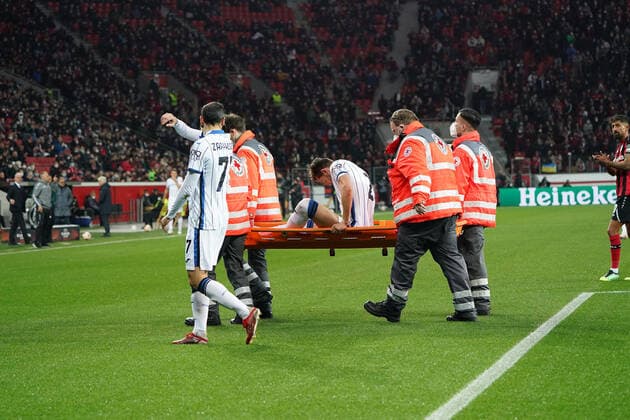 GER, UEFA EL Bayer 04 Leverkusen GER vs Atalanta Bergamo ITA 17 03 2022, BayArena, Leverkusen, Europalegue, Grouphase, 5 Matchday, GER, UEFA EL Bayer 04 Leverkusen GER vs Atalanta Bergamo ITA , in picture Rafael Tolói Bergamo 2 , injured on the ground attendants take care of him he must be carried off the money nordphotoxGmBHx xMeuter nph00351