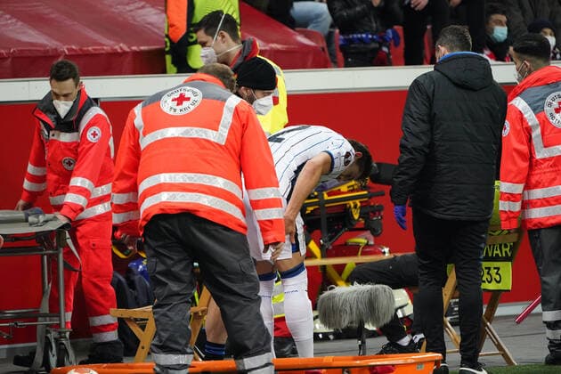 GER, UEFA EL Bayer 04 Leverkusen GER vs Atalanta Bergamo ITA 17 03 2022, BayArena, Leverkusen, Europalegue, Grouphase, 5 Matchday, GER, UEFA EL Bayer 04 Leverkusen GER vs Atalanta Bergamo ITA , in the picture Rafael Tolói Bergamo 2 , injured on the ground attendants take care of him he must be carried off the money on the sidelines he is standing up directly nordphotoxGmBHx xMeuter nph00351