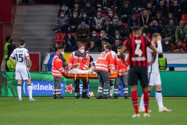 17 03 2022, Football, 2021 2022 season, UEFA Europa League, Round of 16, Second leg, Round 2 2, Bayer Leverkusen Atalanta Bergamo, Rafael Toloi Atalanta Bergamo has to leave the field injured, Photo Dennis Ewert RHR PHOTO xRHR PHOTO DEx