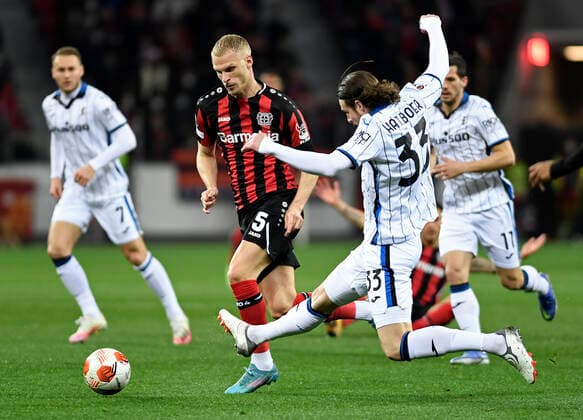 17 03 2022, Leverkusen, Germany, BayArena, Bayer 04 Leverkusen vs Atalanta Bergamo UEFA Europa League Round of 16, Mitchel Bakker Bayer 04 Leverkusen and Hans Hateboer Atalanta Bergamo in duel Photo Ralf Treese Leverkusen BayArena Nordrhein Westfalen Germany  521_LEVATA20220317_007 Treese-521
