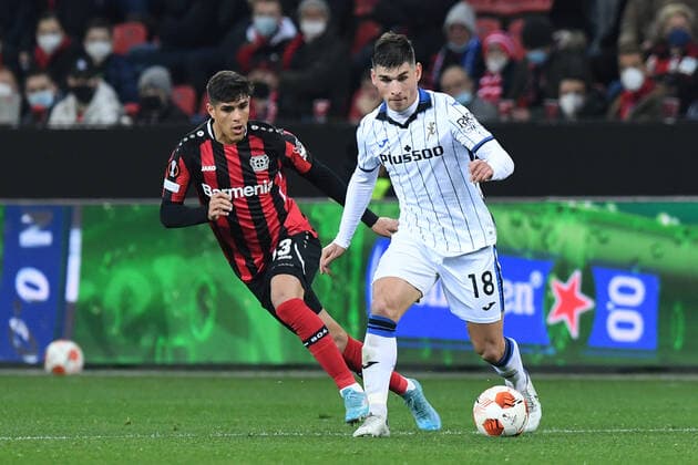 Soccer Europa League Round of 16 Bayer 04 Leverkusen Atalanta Bergamo on 17 03 2022 at the BayArena in Leverkusen Piero Hincapie Leverkusen , left Ruslan Malinovskyi Bergamo , right xRx