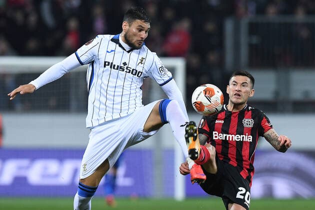 Soccer Europa League Round of 16 Bayer 04 Leverkusen Atalanta Bergamo on 17 03 2022 at the BayArena in Leverkusen Jose Luis Palomino Bergamo , left Charles Aranguiz Leverkusen , right xRx