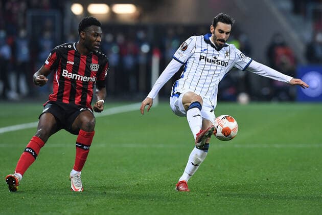 Soccer Europa League Round of 16 Bayer 04 Leverkusen Atalanta Bergamo on 17 03 2022 at the BayArena in Leverkusen Timothy Fosu Mensah Leverkusen , left Davide Zappacosta Bergamo , right xRx