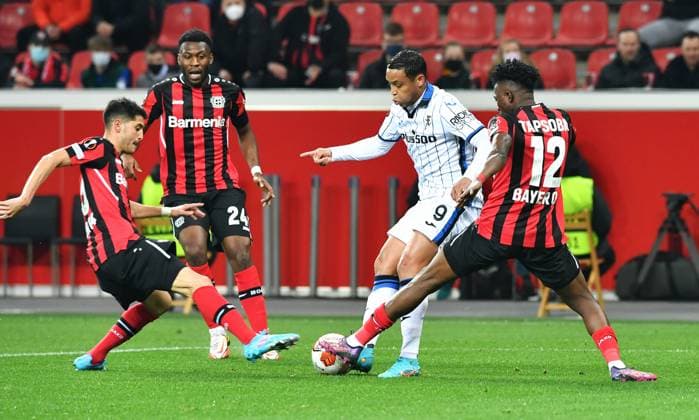 Football, UEFA Europa League, Men, Season 2021 2022, Round of 16, BayArena Leverkusen, Bayer Leverkusen red Atalanta Bergamo white Luis Muriel ATB , Edmond Tapsoba LEV , Exequiel Palacios LEV , Timothy Fosu Mensah LEV Action UEFA REGULATIONS PROHIBIT ANY USE OF PHOTOGRAPHS AS IMAGE SEQUENCES AND OR QUASI VIDEO