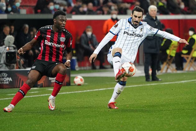 GER, UEFA EL Bayer 04 Leverkusen GER vs Atalanta Bergamo ITA 17 03 2022, BayArena, Leverkusen, Europalegue, group stage, matchday 5, GER, UEFA EL Bayer 04 Leverkusen GER vs Atalanta Bergamo ITA , in picture Timothy Fosu Mensah Leverkusen 24 , in duel against Davide Zappacosta Bergamo 77 , nordphotoxGmBHx xMeuter nph00351