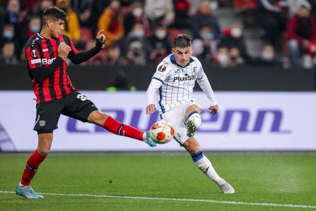17 03 2022, Football, 2021 2022 season, UEFA Europa League, Round of 16, Second leg, Round 2 2, Bayer Leverkusen Atalanta Bergamo, v l Piero Hincapie Bayer 04 Leverkusen , Ruslan Malinovskyi Atalanta Bergamo , Photo Dennis Ewert RHR PHOTO xRHR PHOTO DEx