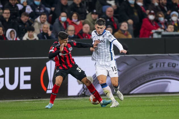 17 03 2022, Football, 2021 2022 season, UEFA Europa League, Round of 16, Second leg, Round 2 2, Bayer Leverkusen Atalanta Bergamo, v l Piero Hincapie Bayer 04 Leverkusen , Ruslan Malinovskyi Atalanta Bergamo , Photo Dennis Ewert RHR PHOTO xRHR PHOTO DEx