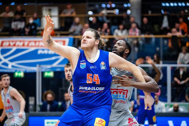 BB 1BL Syntainics MBC JobStairs Giessen 46er John Bryant Syntainics MBC in duel with Jalon Demarco Miller 46er during the match season 2021 2022 men in the EasyCredit Bundesliga between Syntainics MBC and JobStairs Giessen 46er at Stadthalle Weissenfels on 17 March 2022 in Weissenfels, Saxony Anhalt, Germany