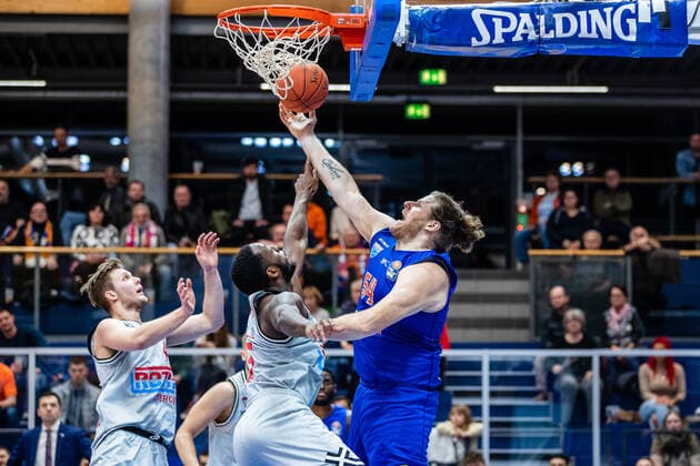 BB 1BL Syntainics MBC JobStairs Giessen 46er John Bryant Syntainics MBC in duel with Jalon Demarco Miller 46er during the match season 2021 2022 men in the EasyCredit Bundesliga between Syntainics MBC and JobStairs Giessen 46er at Stadthalle Weissenfels on 17 March 2022 in Weissenfels, Saxony Anhalt, Germany