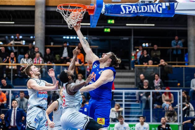 BB 1BL Syntainics MBC JobStairs Giessen 46er John Bryant Syntainics MBC in duel with Jalon Demarco Miller 46er during the match season 2021 2022 men in the EasyCredit Bundesliga between Syntainics MBC and JobStairs Giessen 46er at Stadthalle Weissenfels on 17 March 2022 in Weissenfels, Saxony Anhalt, Germany