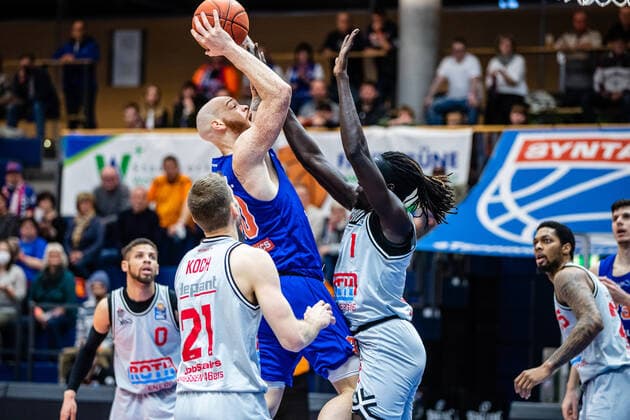 BB 1BL Syntainics MBC JobStairs Giessen 46er Reggie Upshaw Syntainics MBC in duel with Nuni Omot 46er during the match season 2021 2022 men in the EasyCredit Bundesliga between Syntainics MBC and JobStairs Giessen 46er at Stadthalle Weissenfels on 17 March 2022 in Weissenfels, Saxony Anhalt, Germany