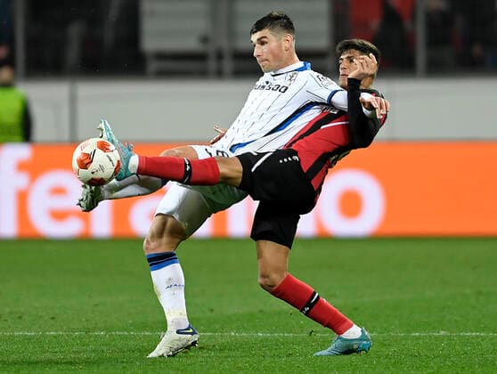 17 03 2022, Leverkusen, Germany, BayArena, Bayer 04 Leverkusen vs Atalanta Bergamo UEFA Europa League Round of 16, Ruslan Malinovskyi Atalanta Bergamo and Piero Hincapie Bayer 04 Leverkusen in duel Photo Ralf Treese Leverkusen BayArena Nordrhein Westfalen Germany.  521_LEVATA20220317_017 Treese-521