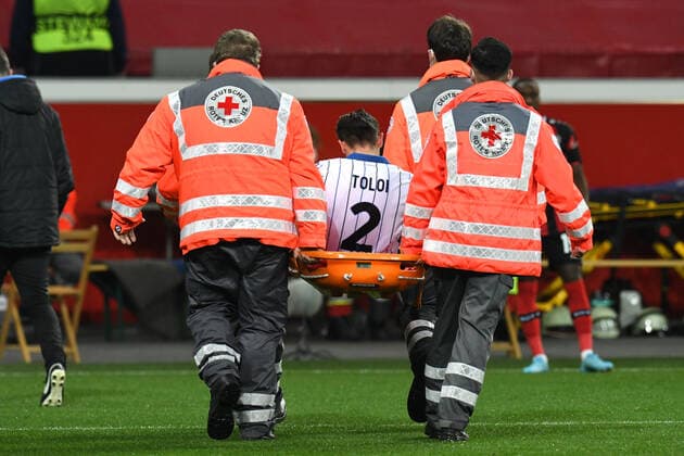 Rafael Toloi Atalanta Bergamo must be carried off injured 17 03 2022, Football, Europaleague, Bayer 04 Leverkusen vs Atalanta Bergamo UEFA REGULATES PROHIBIT ANY USE OF PHOTOGRAPHS AS IMAGE SEQUENCES AND OR QUASI VIDEO 17 03 2022, Football, Europaleague, Bayer 04 Leverkusen vs Atalanta Bergamo Leverkusen Copyright: xEibner-Pressefotox