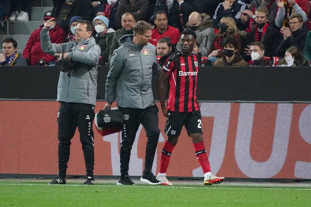 GER, UEFA EL Bayer 04 Leverkusen GER vs Atalanta Bergamo ITA 17 03 2022, BayArena, Leverkusen, Europalegue, group phase, matchday 5, GER, UEFA EL Bayer 04 Leverkusen GER vs Atalanta Bergamo ITA , in picture Timothy Fosu Mensah Leverkusen 24 , has to retire injured nordphotoxGmBHx xMeuter nph00351