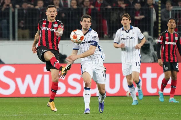 GER, UEFA EL Bayer 04 Leverkusen GER vs Atalanta Bergamo ITA 17 03 2022, BayArena, Leverkusen, Europalegue, group stage, matchday 5, GER, UEFA EL Bayer 04 Leverkusen GER vs Atalanta Bergamo ITA , in picture Charles Aránguiz Leverkusen 20 , in duel against Giuseppe Pezzella Bergamo 13 , nordphotoxGmBHx xMeuter nph00351