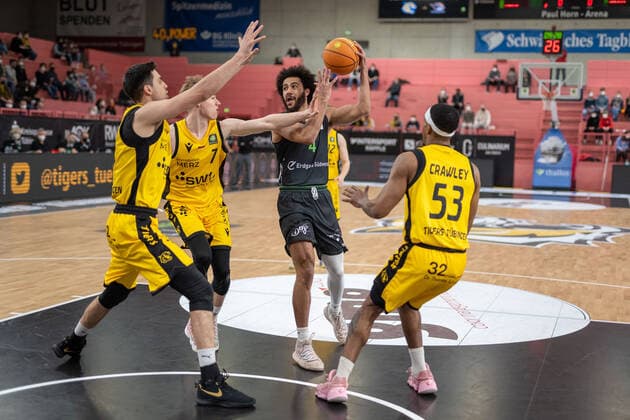 Mateo Seric Tigers Tuebingen, 17 , Timo Lanmüller Tigers Tuebingen, 07 , Aris Sebastian Ehingen Urspring, 04 , Isaiah Crawley Tigers Tuebingen, 53 Tigers Tuebingen vs Ehingen Urspring, 2 Basketball Bundesliga, Pro A, Barmer 2 Basketball, 22 matchday , season 2021 2022, 17 03 2022 Tigers Tuebingen vs Ehingen Urspring, 2 Basketball Bundesliga, Pro A, Barmer 2 Basketball, 22 matchday , season 2021 2022, 17 03 2022 Tuebingen Copyright: xSvetlanaxKohlmeierx xEibnerxPresx EP_NSR