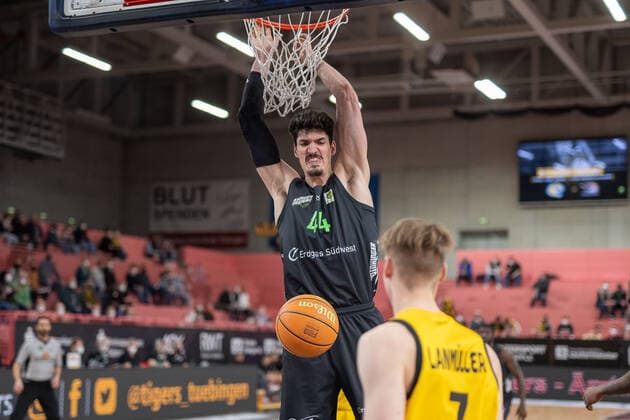 Bernat Vanaclocha Ehingen Ursping, 44 Timo Lanmüller Tigers Tuebingen, 07 Tigers Tuebingen vs Ehingen Urspring, 2 Basketball Bundesliga, Pro A, Barmer 2 Basketball, 22 Spieltag , Spielzeit 2021 2022, 17 03 2022 Tigers Tuebingen vs Ehingen Urspring, 2 Basketball Bundesliga, Pro A, Barmer 2 Basketball, 22 Spieltag , Spielzeit 2021 2022, 17 03 2022 Tuebingen Copyright: xSvetlanaxKohlmeierx xEibnerxPresx EP_NSR