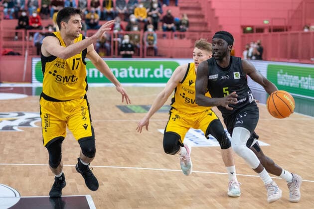 Mateo Seric Tigers Tuebingen, 17 , Timo Lanmüller Tigers Tuebingen, 07 , Tutu Munis Ehingen Urspring, 05 Tigers Tuebingen vs Ehingen Urspring, 2 Basketball Bundesliga, Pro A, Barmer 2 Basketball, 22 Spieltag , Spielzeit 2021 2022, 17 03 2022 Tigers Tuebingen vs Ehingen Urspring, 2 Basketball Bundesliga, Pro A, Barmer 2 Basketball, 22 Spieltag , Spielzeit 2021 2022, 17 03 2022 Tuebingen Copyright: xSvetlanaxKohlmeierx xEibnerxPresx EP_NSR