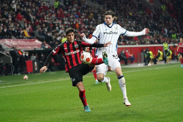 GER, UEFA EL Bayer 04 Leverkusen GER vs Atalanta Bergamo ITA 17 03 2022, BayArena, Leverkusen, Europalegue, group phase, matchday 5, GER, UEFA EL Bayer 04 Leverkusen GER vs Atalanta Bergamo ITA , in picture Hans Hateboer Bergamo 33 , in duel against Piero Hincapie Leverkusen 33 , nordphotoxGmBHx xMeuter nph00351