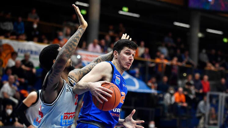 Basketball, 1 Bundesliga, season 2021 2022, catch-up game 20 matchday, SYNTAINICS MBC Mitteldeutscher Basketball Club Weissenfels vs JobStairs GIESSEN 46ers 17 03 2022 Duel for the ball between Goran Huskic Center MBC Weissenfels, back number 23 r and Phillip Fayne Forward Giessen, back number 25 li during the game Weißenfels vs JobStairs Giessen 46ers 17 03 2022 Weißenfels Sachsen Anhalt Germany Stadthalle Weißenfels