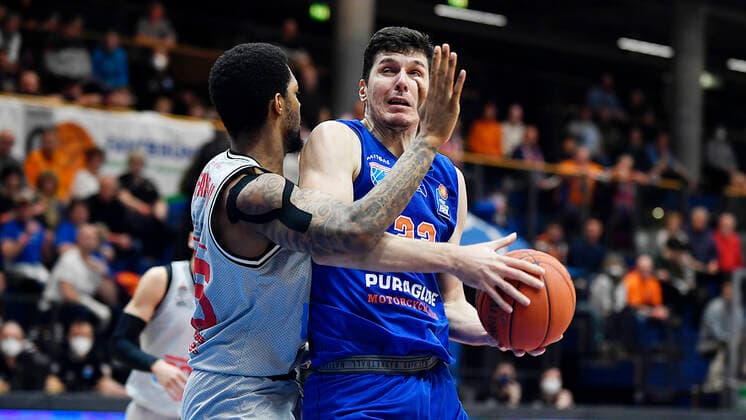 Basketball, 1 Bundesliga, season 2021 2022, catch-up game 20 matchday, SYNTAINICS MBC Mitteldeutscher Basketball Club Weissenfels vs JobStairs GIESSEN 46ers 17 03 2022 Duel for the ball between Goran Huskic Center MBC Weissenfels, back number 23 r and Phillip Fayne Forward Giessen, back number 25 li during the game Weißenfels vs JobStairs Giessen 46ers 17 03 2022 Weißenfels Sachsen Anhalt Germany Stadthalle Weißenfels
