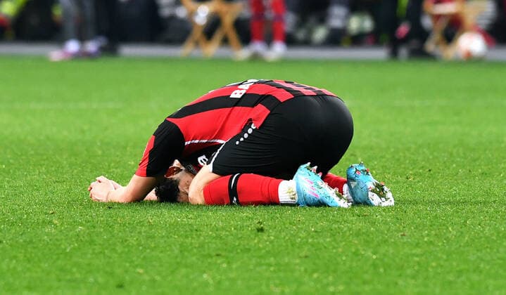 Football, UEFA Europa League, Men, Season 2021 2022, Round of 16, BayArena Leverkusen, Bayer Leverkusen red Atalanta Bergamo white 0 1 Sardar Azmoun LEV disappointed after end of match disappointment, frustration, action, single image UEFA REGULATIONS PROHIBIT ANY USE OF PHOTOGRAPHS AS IMAGE SEQUENCES AND OR QUASI VIDEO
