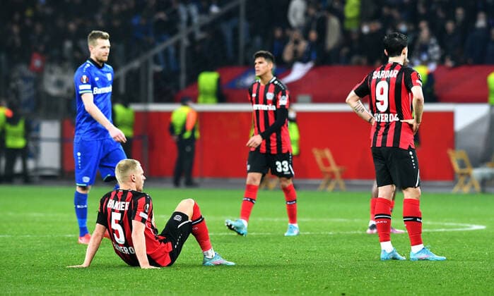 Football, UEFA Europa League, Men, Season 2021 2022, Round of 16, BayArena Leverkusen, Bayer Leverkusen red Atalanta Bergamo white 0 1 Mitchel Bakker LEV , Lukas Hradecky LEV , Sardar Azmoun LEV disappointed after end of match disappointment, frustration, action UEFA REGULATIONS PROHIBIT ANY USE OF PHOTOGRAPHS AS IMAGE SEQUENCES AND OR QUASI VIDEO