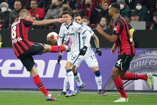 GER, UEFA EL Bayer 04 Leverkusen GER vs Atalanta Bergamo ITA 17 03 2022, BayArena, Leverkusen, Europalegue, group phase, Matchday 5, GER, UEFA EL Bayer 04 Leverkusen GER vs Atalanta Bergamo ITA , in the picture Robert Andrich Leverkusen 8 , in a duel against Matteo Pessina Bergamo 32 , nordphotoxGmBHx xMeuter nph00351
