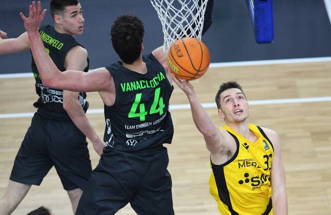 Basketball 2 Bundesliga 2020 2021 22 Game day at Paul Horn Arena Tigers Tuebingen Team Ehinge Urspring 17 03 2022 Ryan Richard Mikesell r, Tigers vs Bernat Sanchez center, Team Ehinge Urspring and Maximilian Langenfeld l, Team Ehinge Urspring